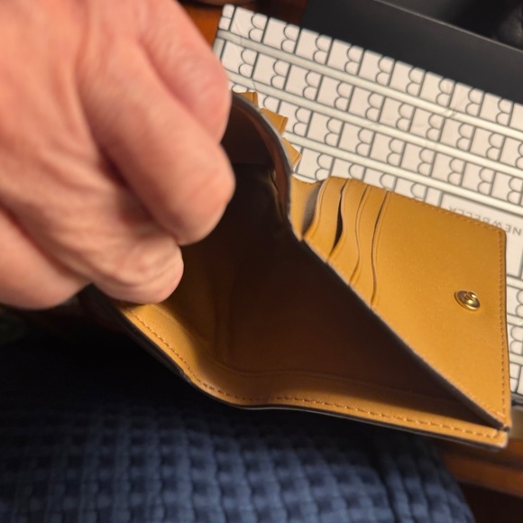 Coach Chalk Leather Wallet with Gold Horse & Carriage Close - Picture 3 of 9